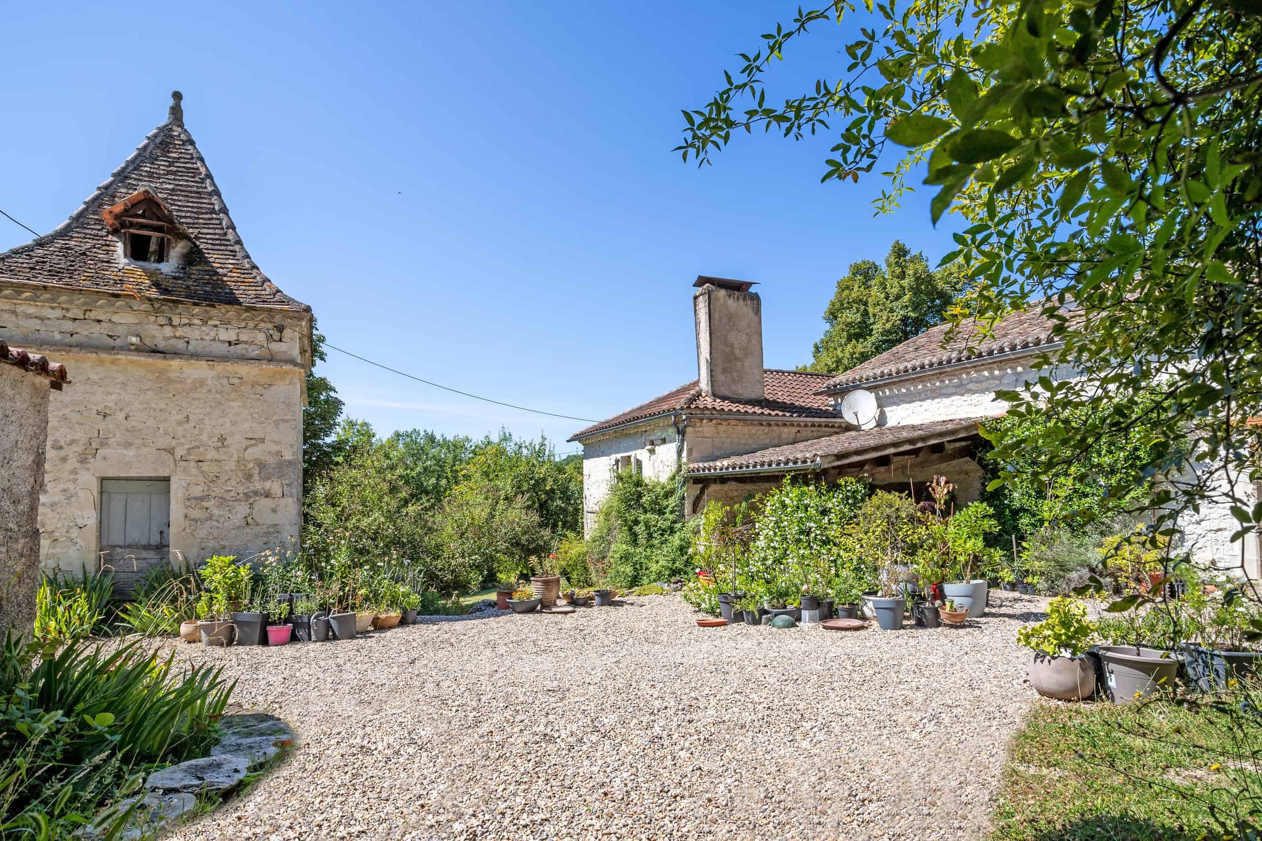 Country property with views, pool and pigeonnier