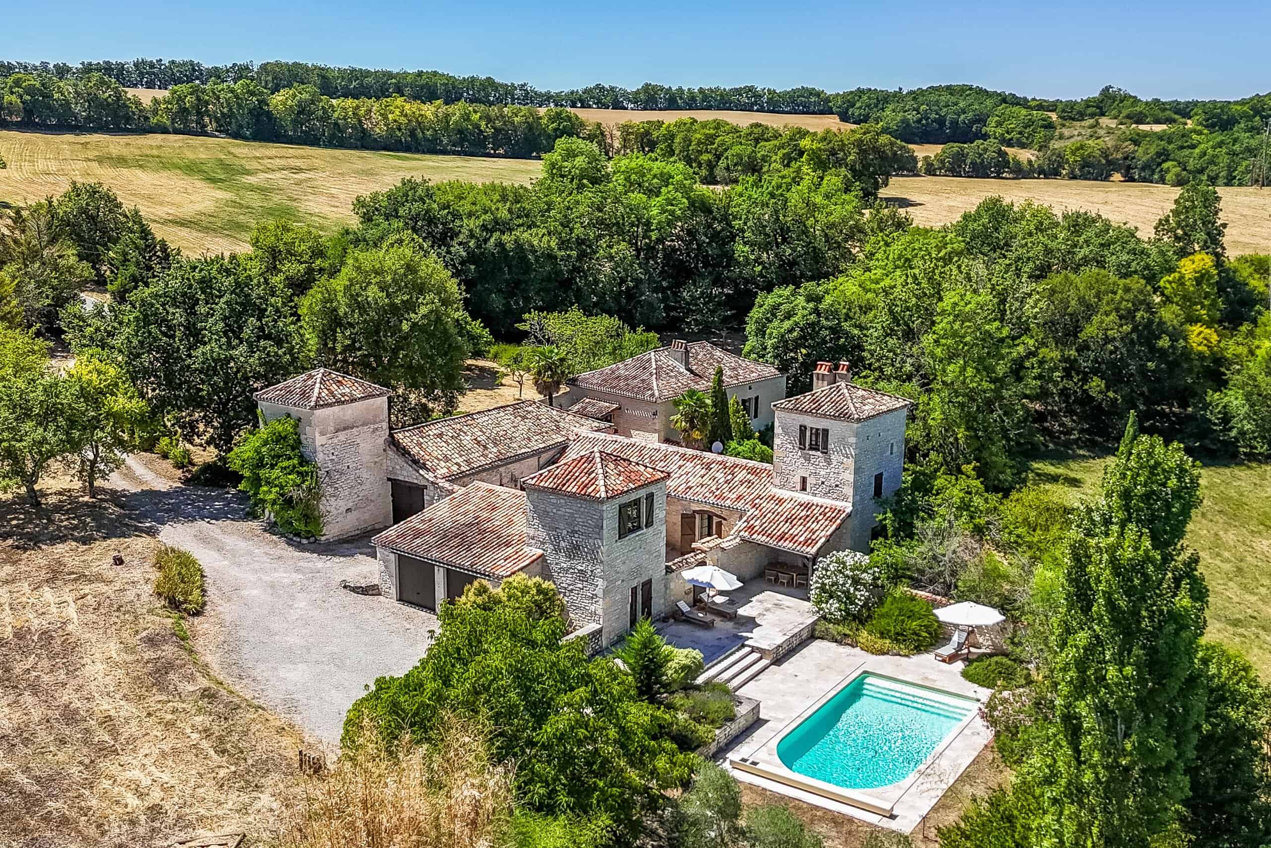 Country house with annexes, pool and land