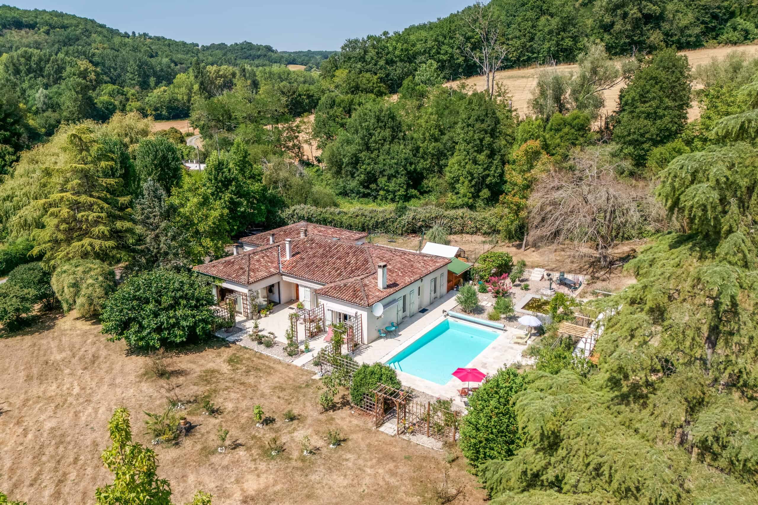 Country house with pool and garage