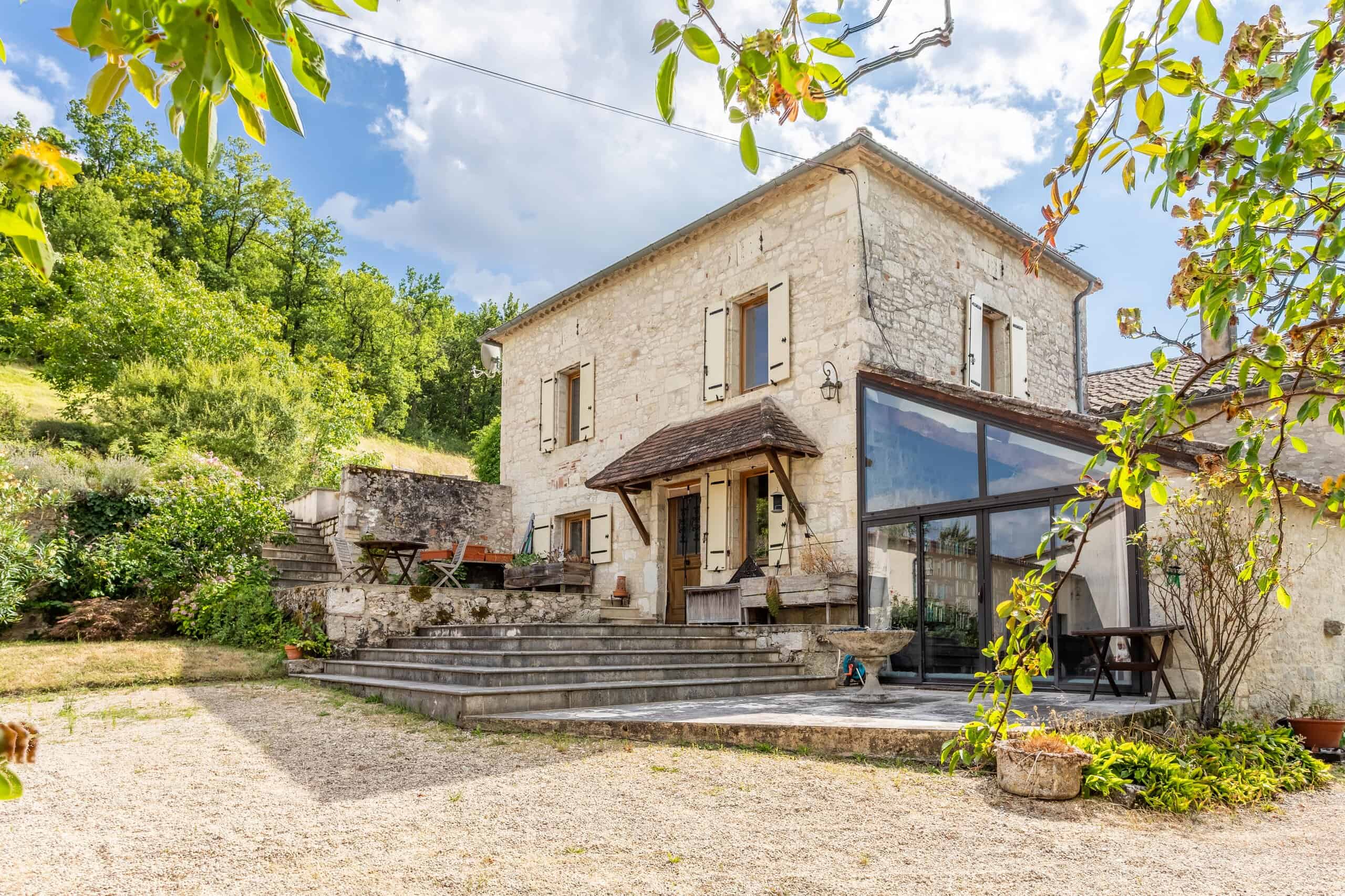 Country house with annexe, garden, pool, barns.