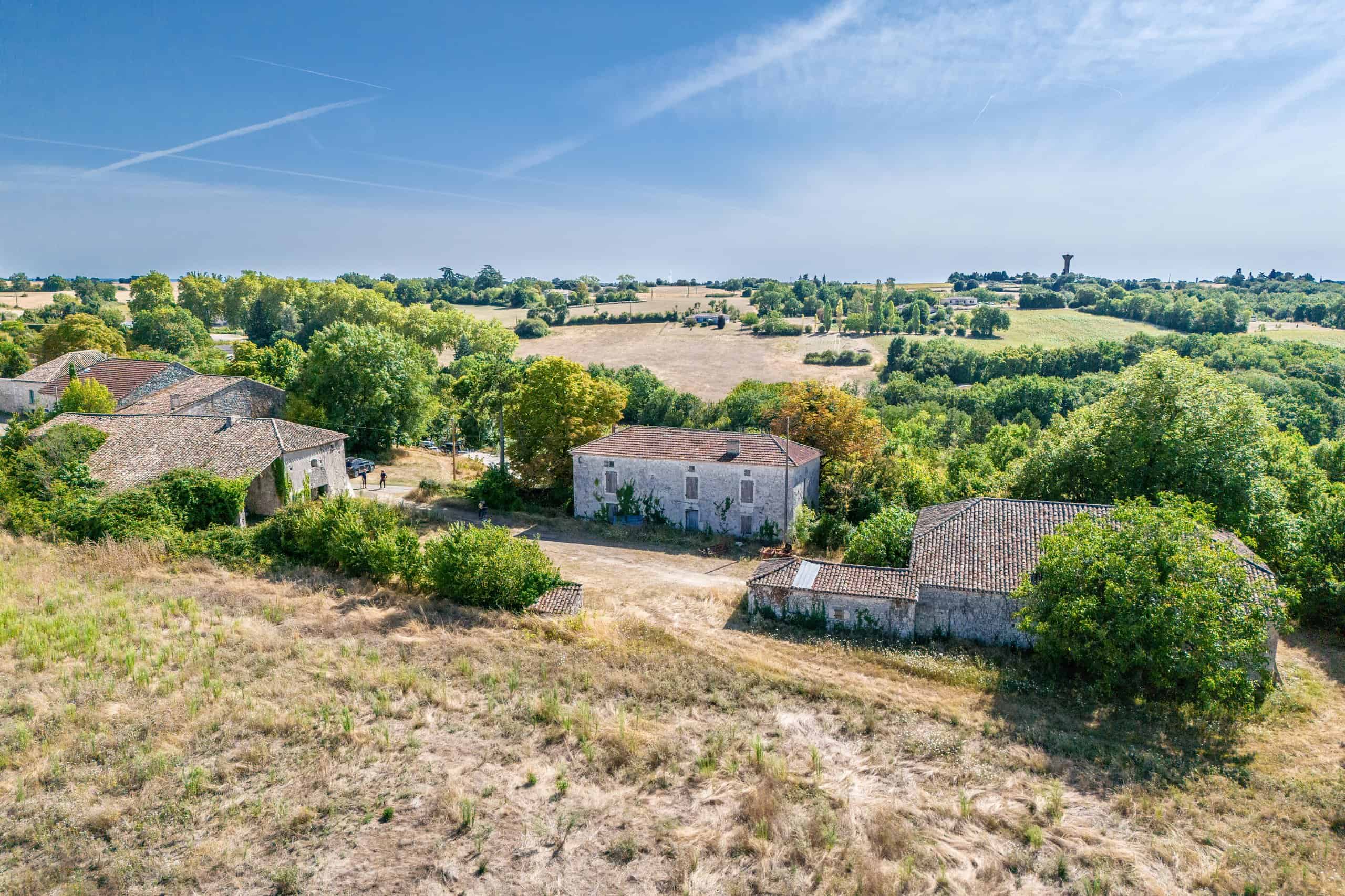 Country house to renovate with 3 barns