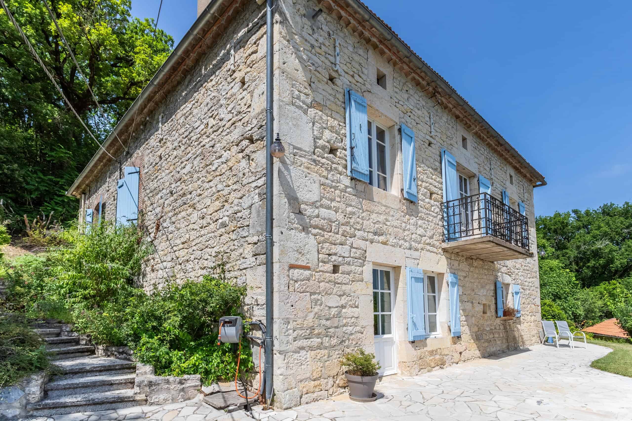 Maison de campagne avec annexes, piscine, grange et vue