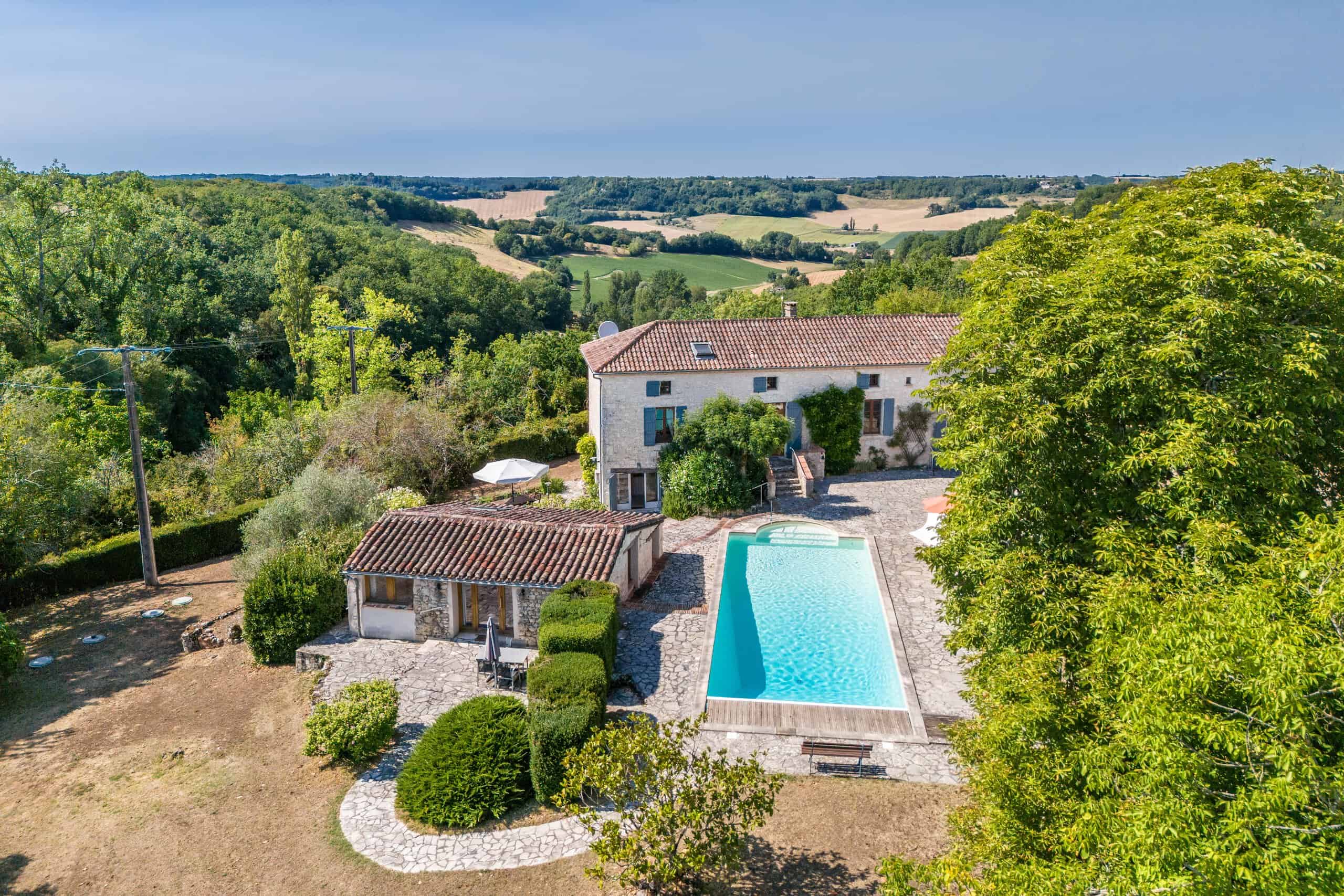 Country house with pool and gite