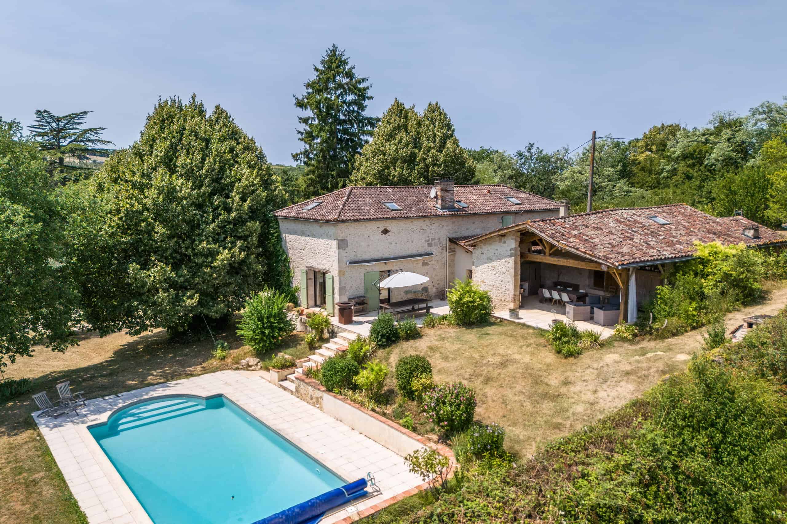Maison de campagne avec piscine et grange