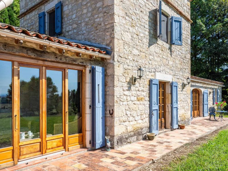 2-front-close-WMC440