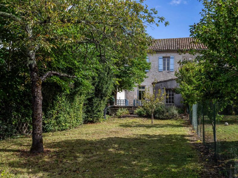 Maison de village avec jardin et garage