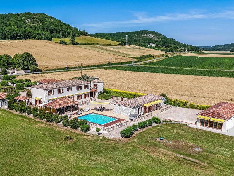 Country property with two annexes, garaging, pool and land