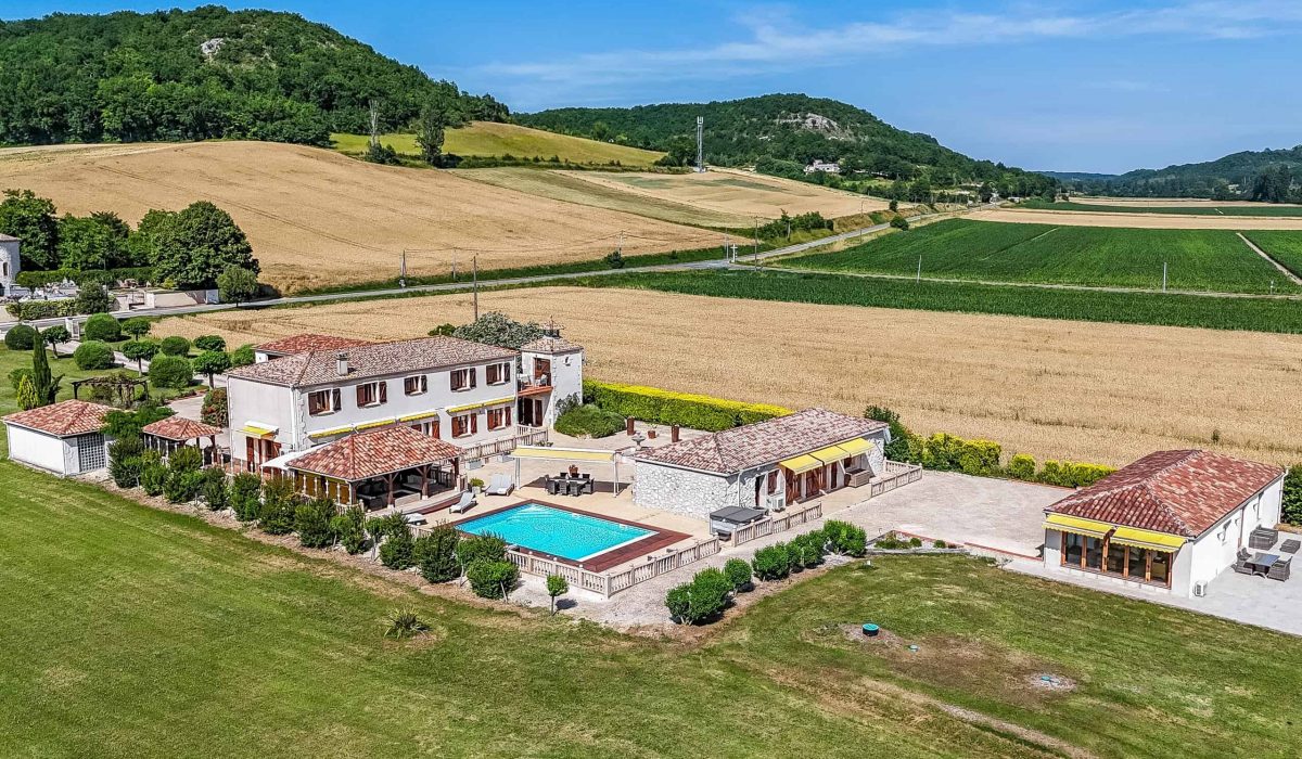 Propriété de campagne avec deux annexes, garage, piscine et terrain