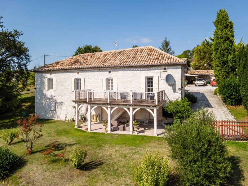 Country property with pool and garage