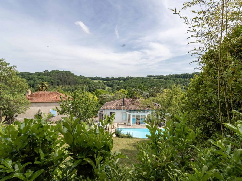 Propriété de campagne avec gîte, écuries et piscine