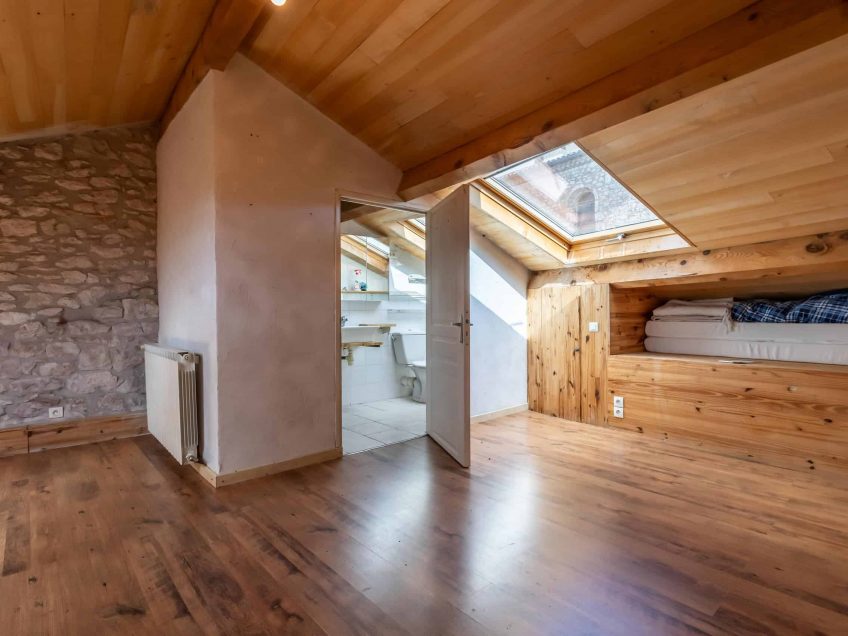 Bedroom-attic-2-WMC382