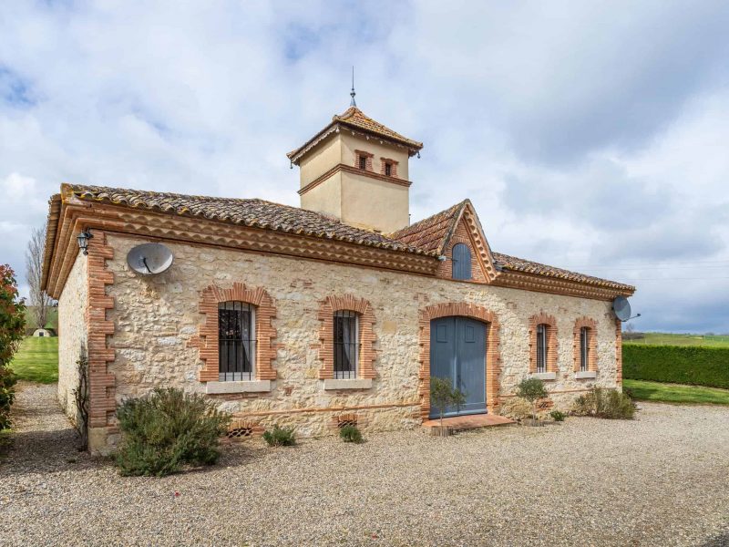 Coachhouse-front-WMC559