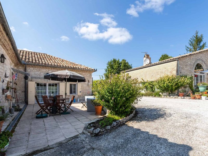 Courtyard-close-WMC418