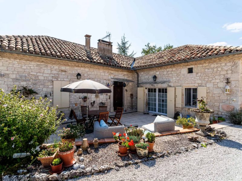 Courtyard-terrace-WMC418