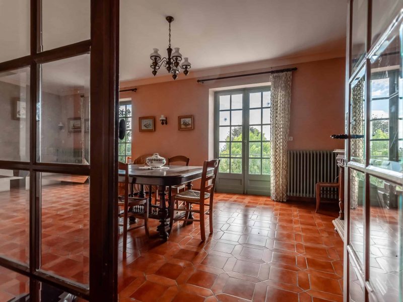 Diningroom-WMC477 (1)