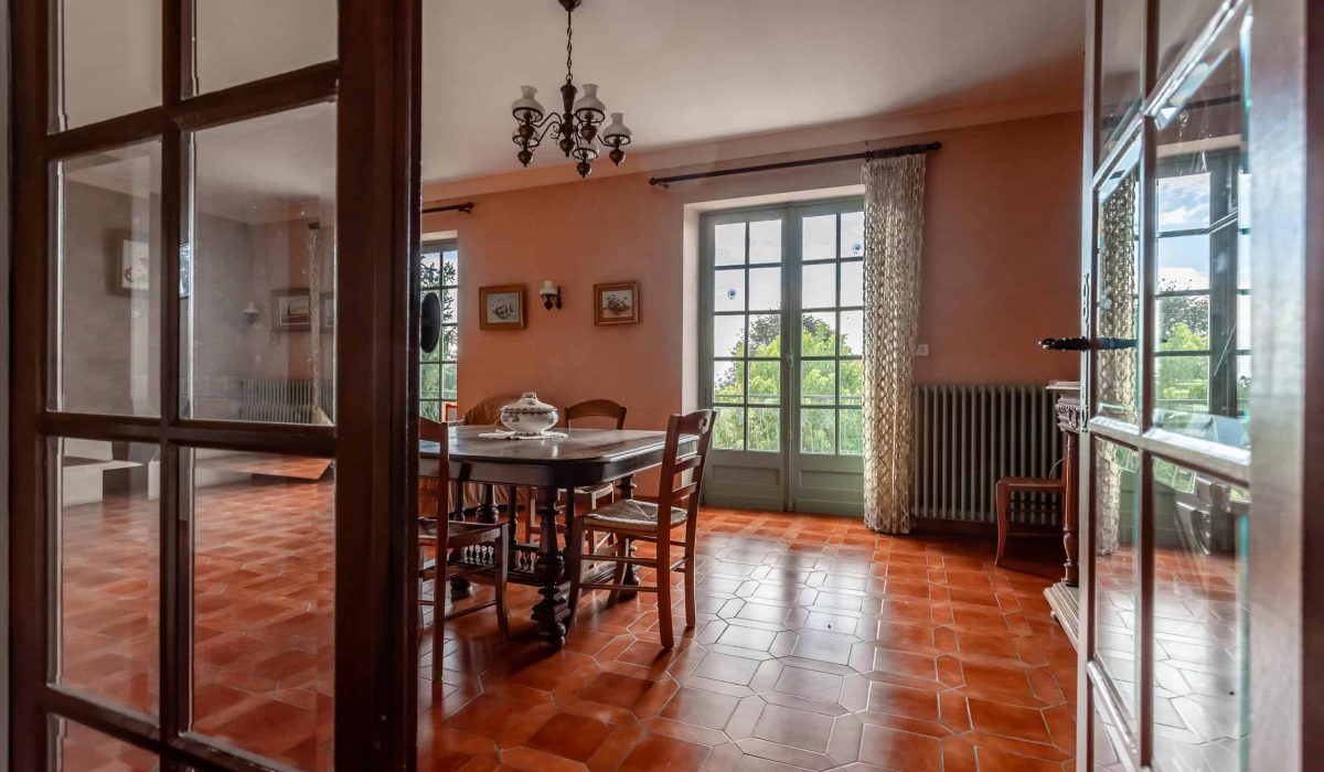 Diningroom-WMC477 (1)