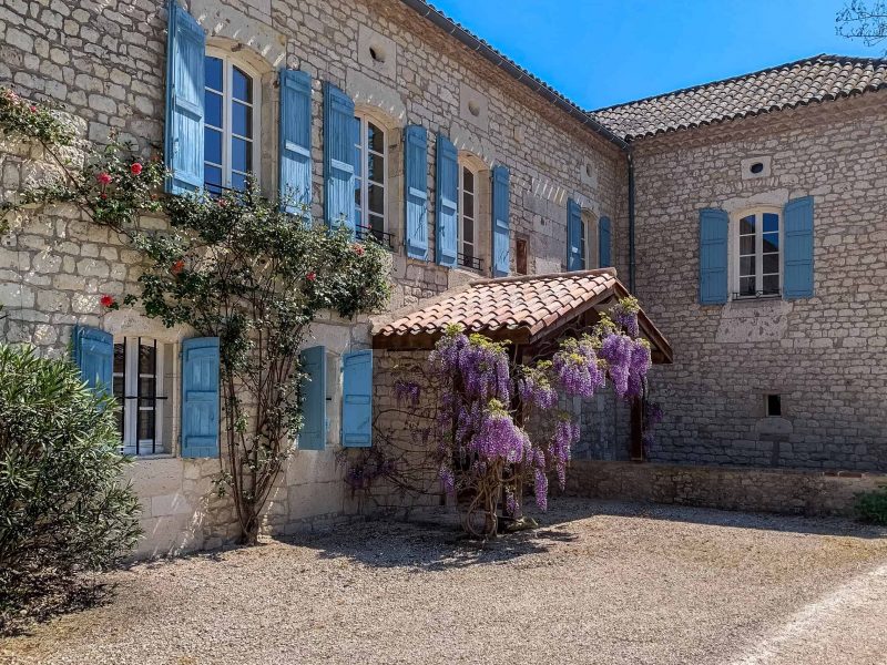 Propriété en pierre avec gîtes, piscine et terrain
