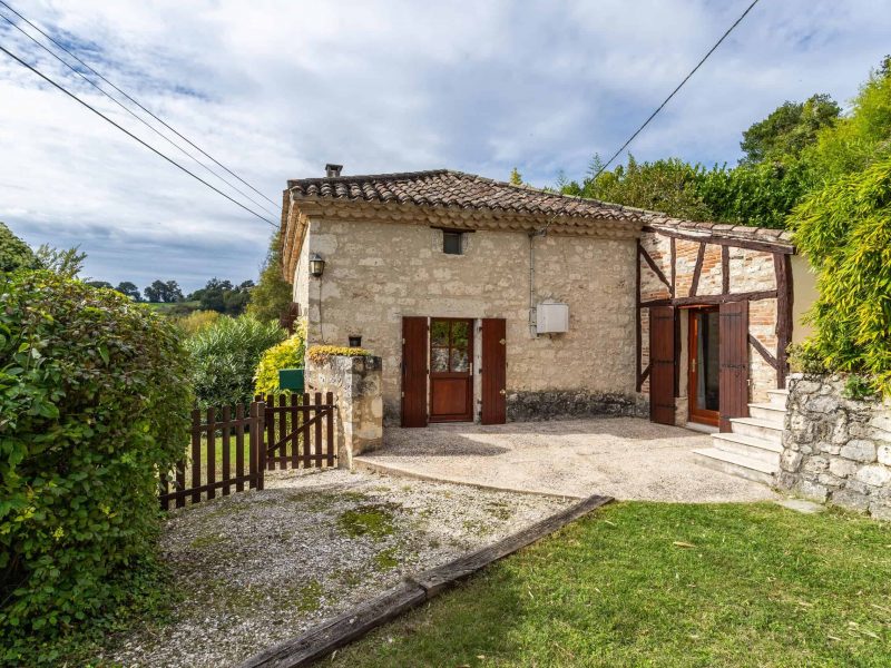 Country house with pool and view