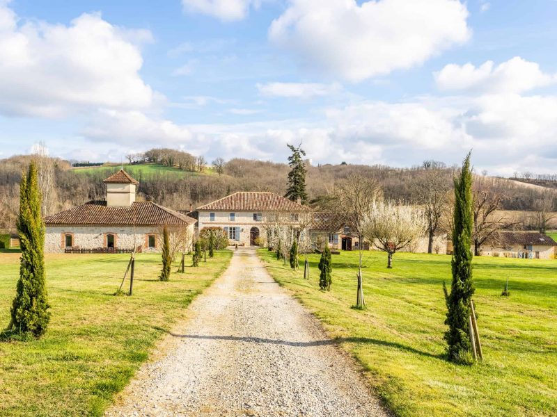 Country estate with equestrian facilities and lake