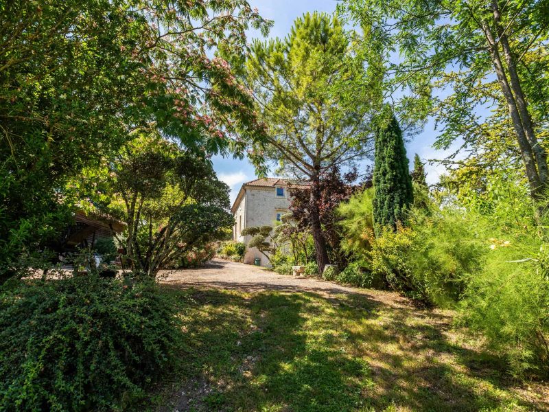 Exterior-driveway-WMC436