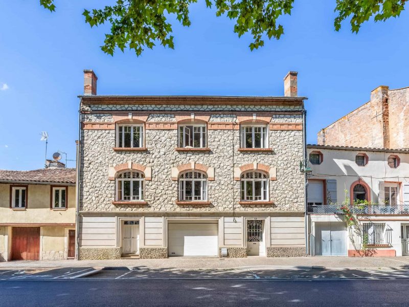 Maison de ville avec piscine, jardin, garage et vue