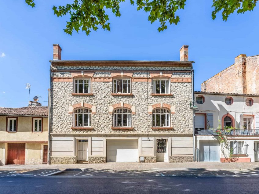 Maison de ville avec piscine, jardin, garage et vue