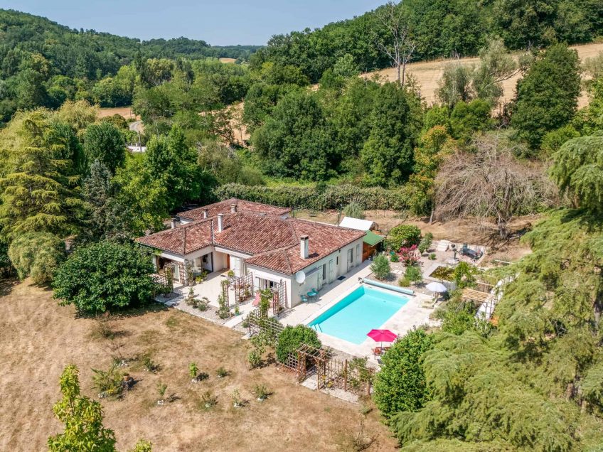 Country house with pool and garage