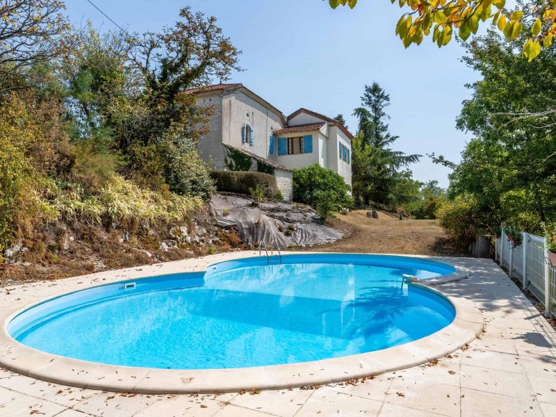 Maison en pierre avec piscine