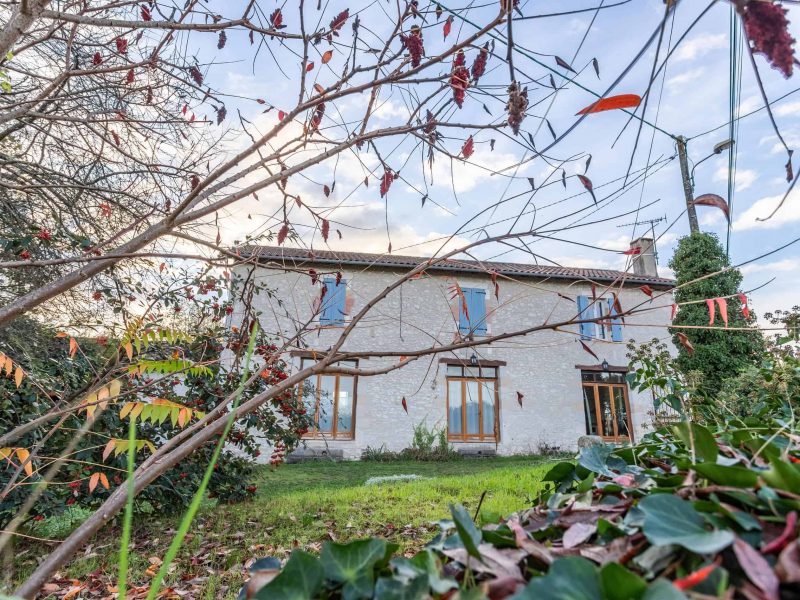 Propriété de village avec annexe, jardin et garage