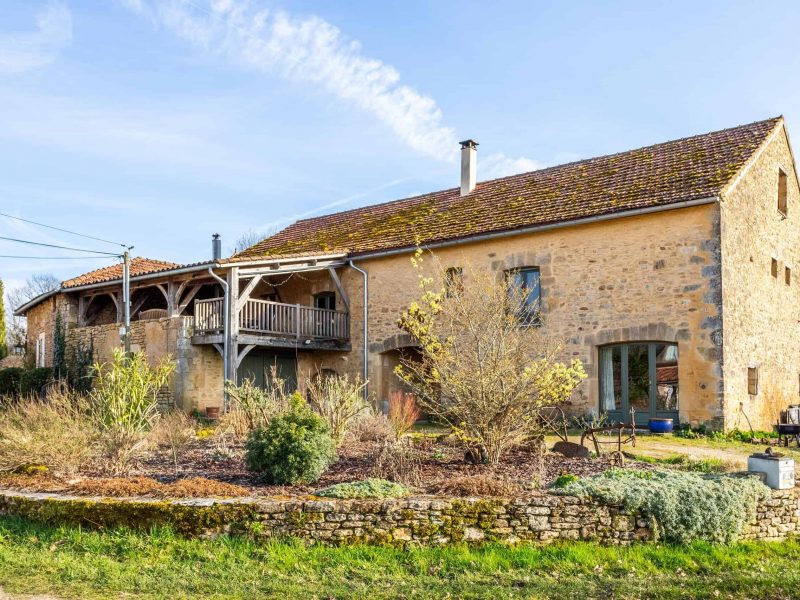 Maison en pierre avec piscine et annexe dans un hameau