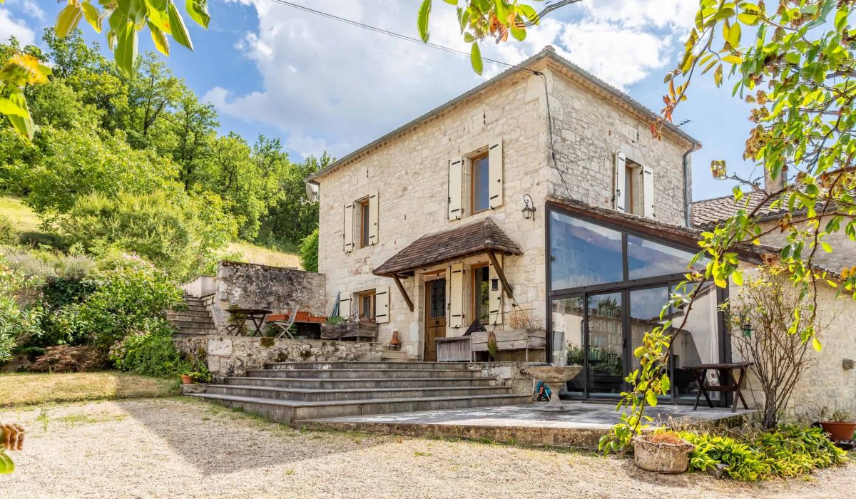 Maison de campagne avec annexe, jardin, piscine, granges.