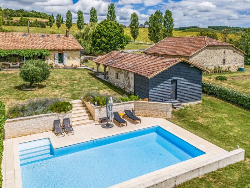 Maison de campagne avec 2 granges, piscine et vue
