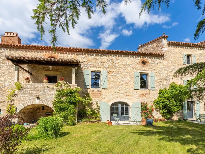 Propriété de campagne avec piscine, annexe, grange et garage