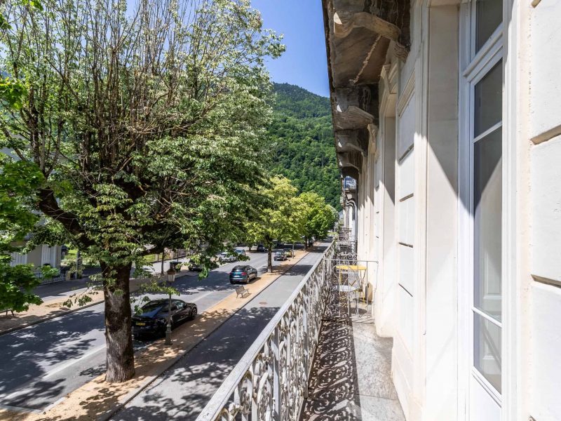 Front-balcony-2-WMC595