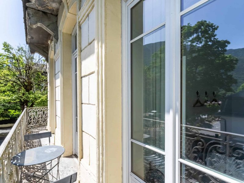 Front-balcony-3-WMC595