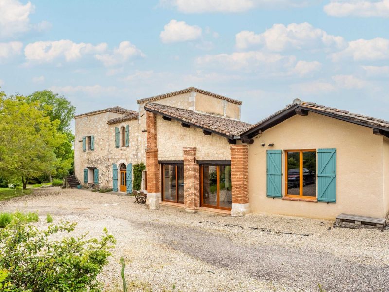 Maison de campagne avec piscine, grange et vue