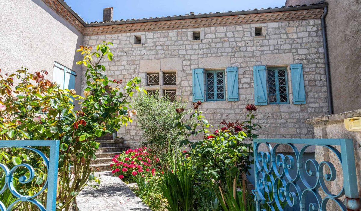 Front-courtyard-WMC338