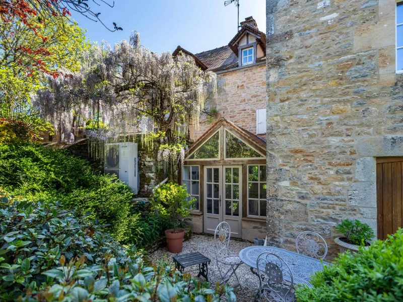 Front-courtyard-WMC572