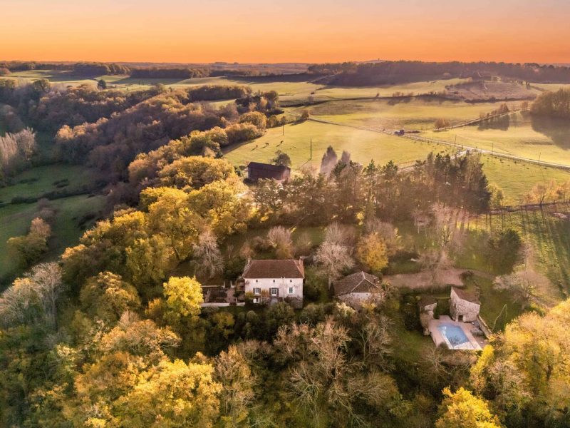 Maison de campagne avec annexe, piscine et dépendances