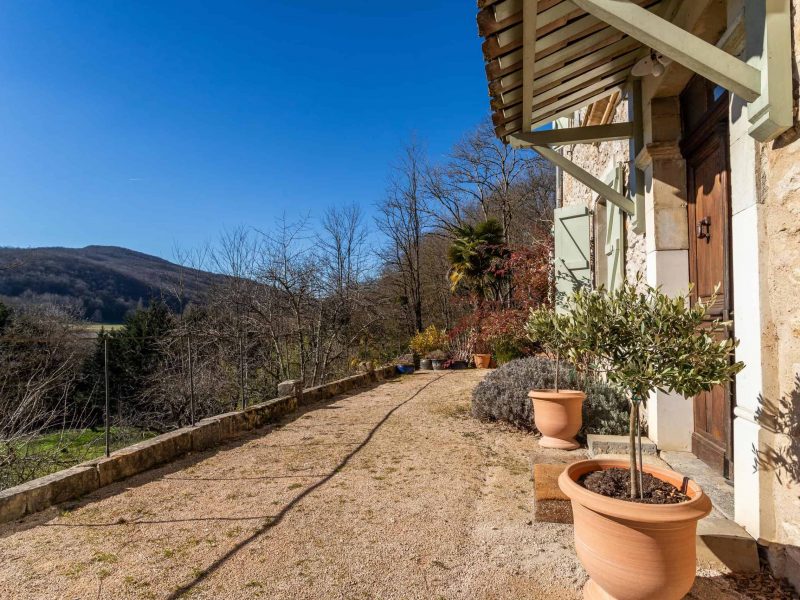 Front-terrace-2-WMC531