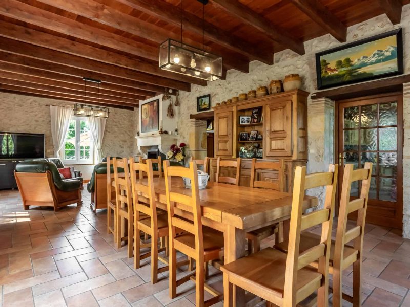 Interior-Diningroom-WMC436 (1)