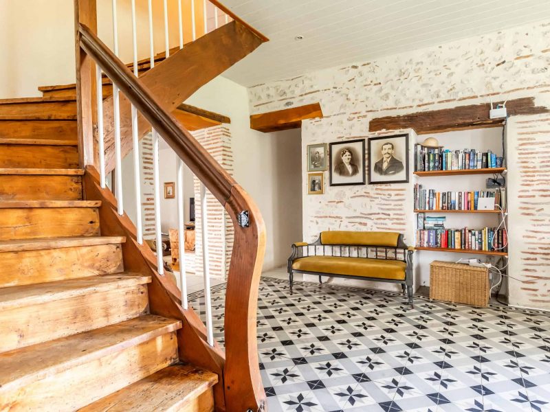 Manoir Entrance and Staircase-WMC587-28