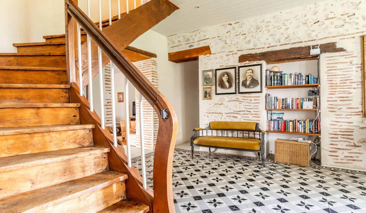 Manoir Entrance and Staircase-WMC587-28