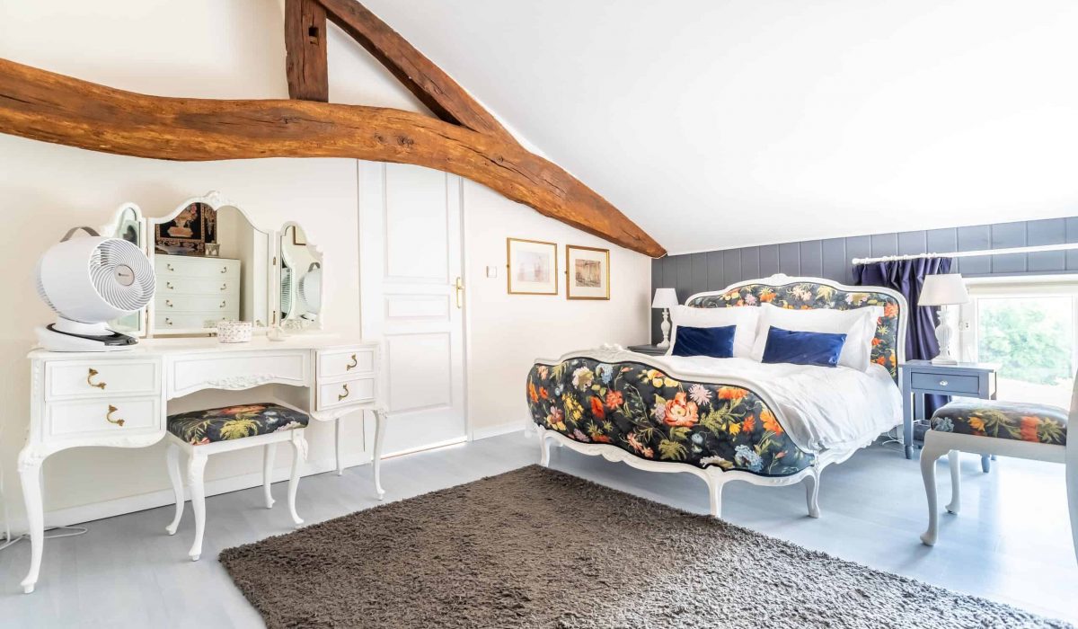 Manoir Family Suite- Adult Room-WMC587-30