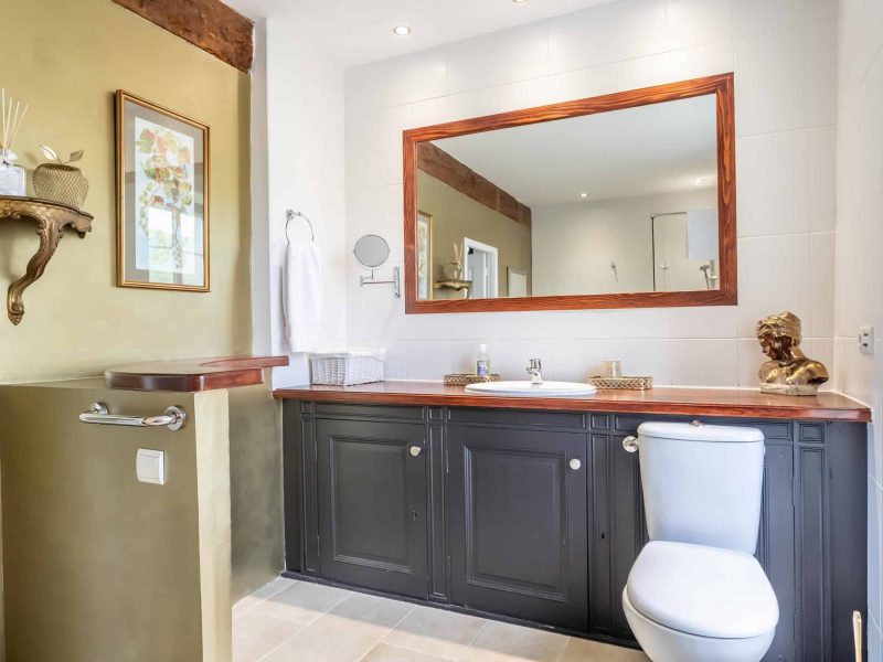 Manoir Ground Floor Bedroom Suite Bathroom-WMC587-08