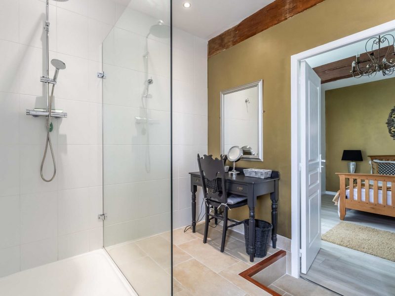 Manoir Ground Floor Bedroom Suite Shower-WMC587-09