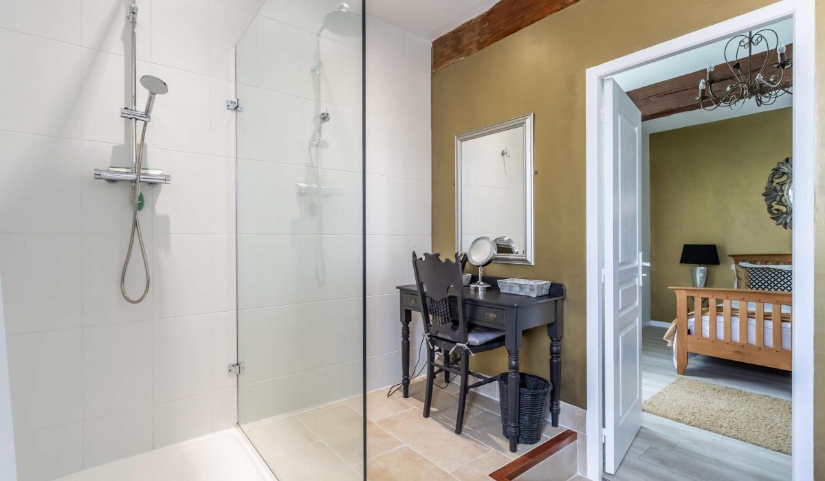 Manoir Ground Floor Bedroom Suite Shower-WMC587-09