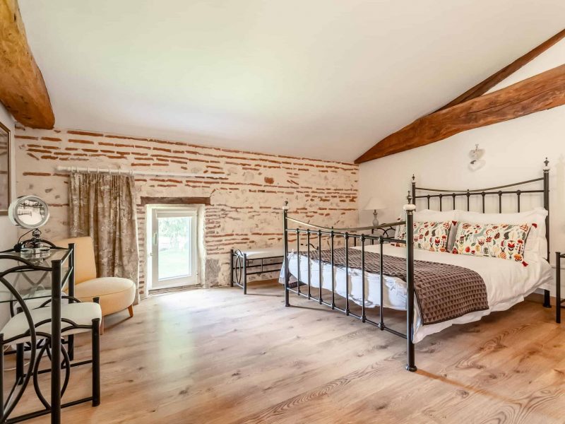 Manoir North East Bedroom Suite-WMC587-37