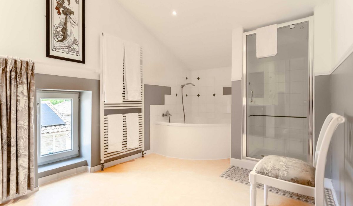 Manoir North East Berdoom Suite Shower room-WMC587-35