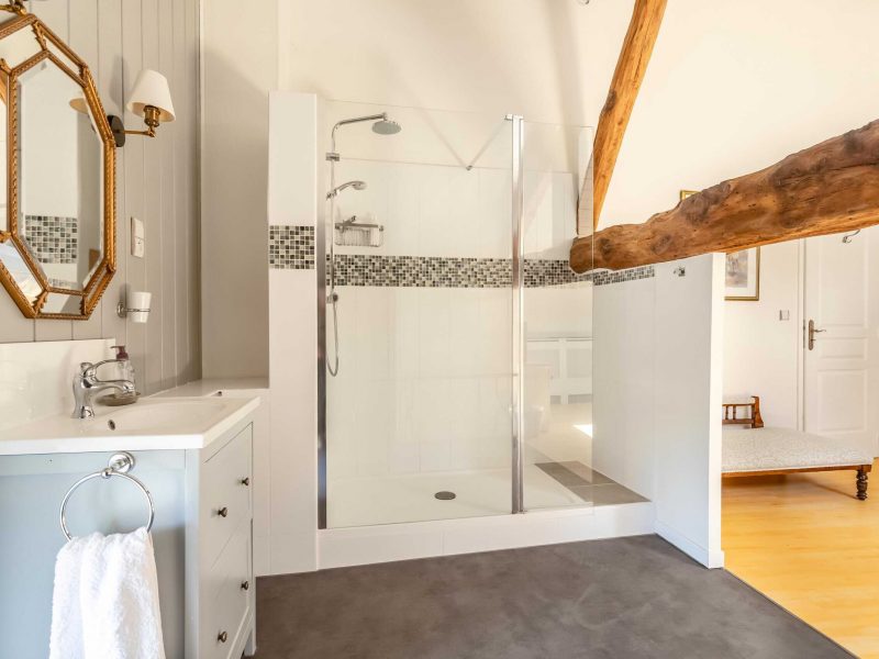 Manoir North West Bedroom Suite Bathroom-WMC587-34